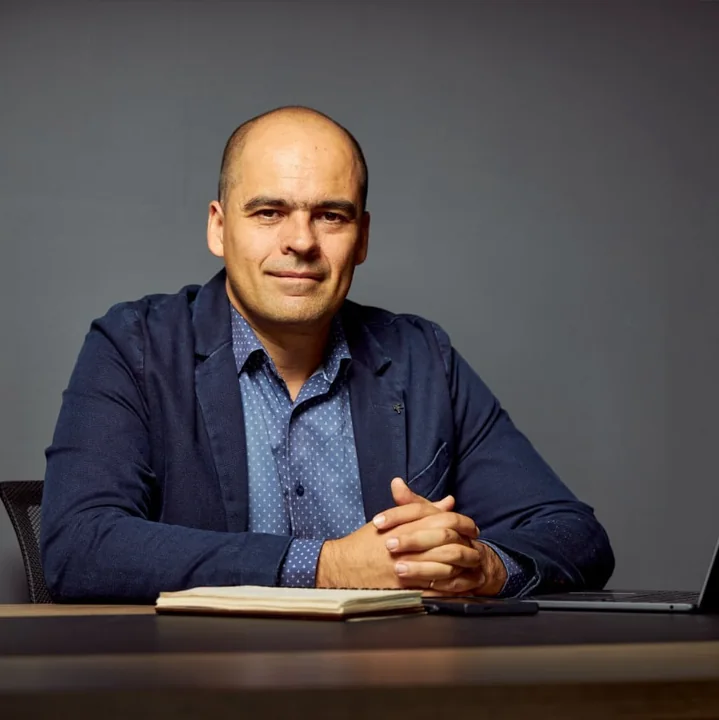 Juan Londoño sentado à mesa